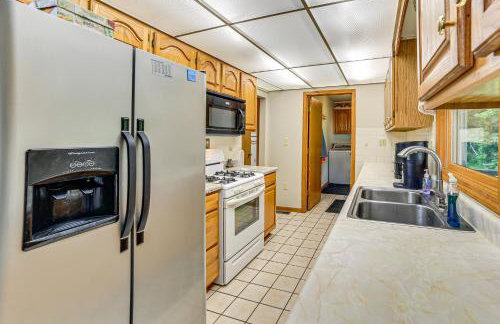 Germfask Home with Fire Pit, Grill and Yard Games! - Foto 6