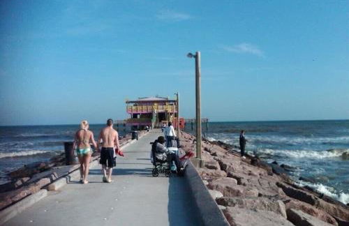 Sun Splashed Condo! Steps to Beach and 2 Pools Galveston Island - Foto 13