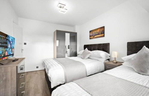 Marcot House Modern 5 bedroom house Solihull 10 mins drive from bhx & nec private off road parking - Foto 13