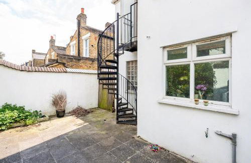 Lovely 3-bed 20 minutes to Central London - Photo 34