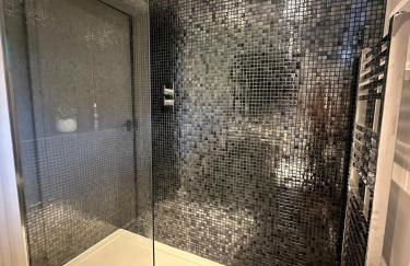 Contemporary detached house short train to London - Photo 20