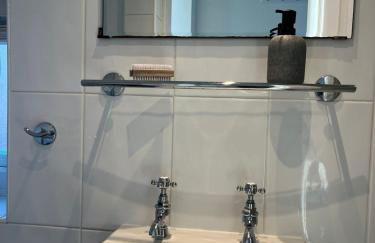 Stylish Home Away From Home! 6 Minutes from Beach! - Foto 10