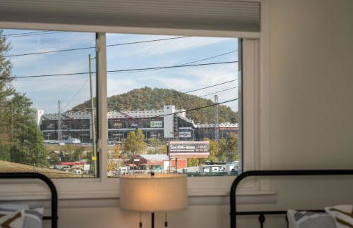 NEW Dragster Dream House - Game Room - Walk to the Speedway - Foto 22