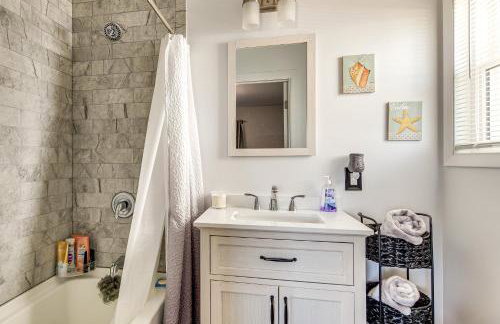 Bayfront Home with Boat Dock and Deck in Forked River - Foto 14