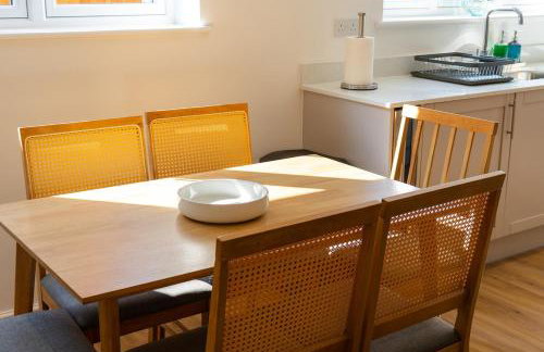 Stylish 2-Bedroom Stay with All Comforts of Home # 2 - Foto 21