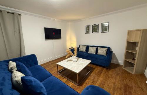 Stylish & Cosy Home in Bridgend with free parking - Photo 13