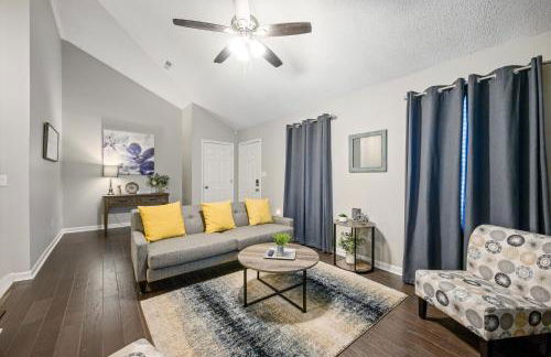 Lots of Hot Spots & Activities Near This Townhome - Foto 1