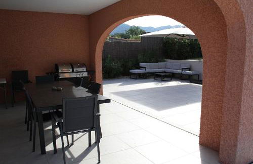 Modern 4 bedroom villa, air-conditioning, swimming pool, private gardens - Photo 23