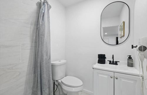 Modern 4BR 2BA Home with Hot Tub-Grill & Huge Yard - Foto 23