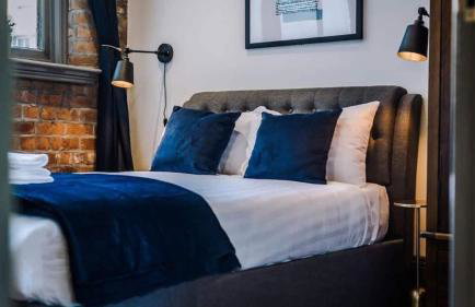 Central Warehouse Apt - Sleeps 8, Pet Friendly - Photo 6