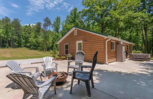 Modern Cabin in the Woods with Hot Tub - Photo 19