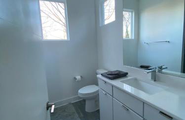 Entire Home Close to BOA Stadium & City - Foto 29