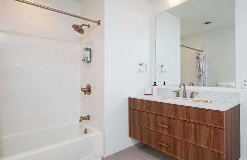 Back-Bay Lux Central 2BR Condo with Rooftop and Parking - Foto 53