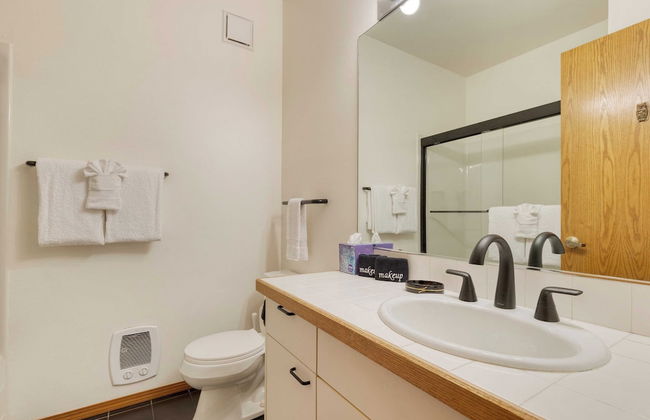 Half Block to Beach w/ Oceanview, Patio + Balcony The Shore Pine by Avantstay - Foto 25