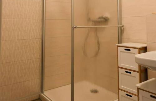 Freundliche Wohnung mit Parkplatz und Terrasse - Foto 6