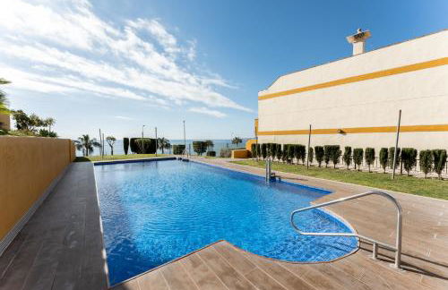 Beachside Retreat with Private Terrace - Foto 13