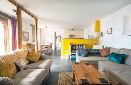 St Davids Hideaway with Roll-top Bath & Log Burner - Photo 2