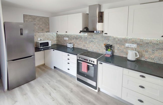 Explore Ponta Delgada in Comfort - Charming 2-bedroom Vacation Rental - Foto 17