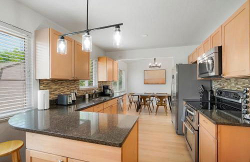 Large Home, 2 Living Rooms, Great for Family/Pets! - Foto 24