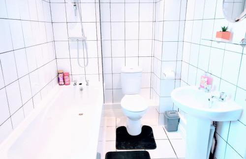 Crystal House Flat 3 - free private parking - metro - Foto 15