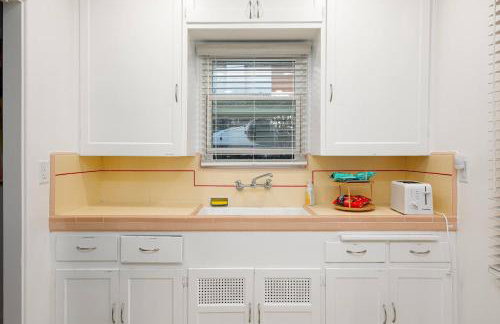 10 Min to the Beach Colorful Home Huge Yard - Foto 15