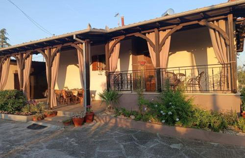 Red Roses-Traditional House - Photo 3