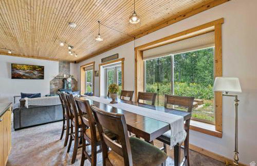 Rustic 5BR Escape with Private Hot Tub 25min to Park City - Foto 6