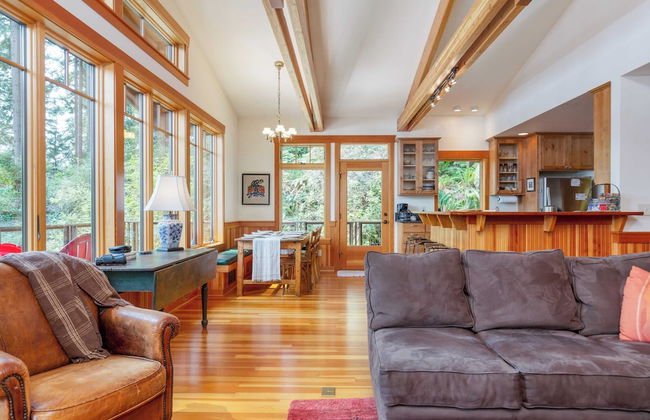 Goss Lake Chalet by Avantstay Lakefront w/ Dock - Photo 10