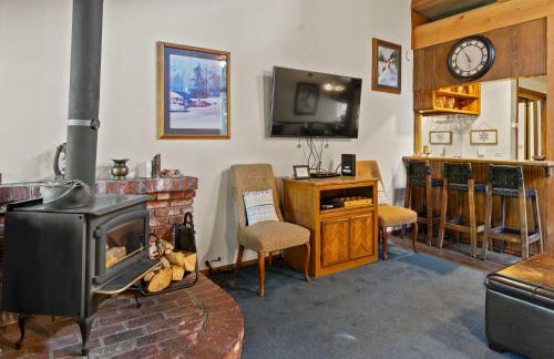 2BR Overlooks Shared Pool Near Gondola & Village - Foto 14