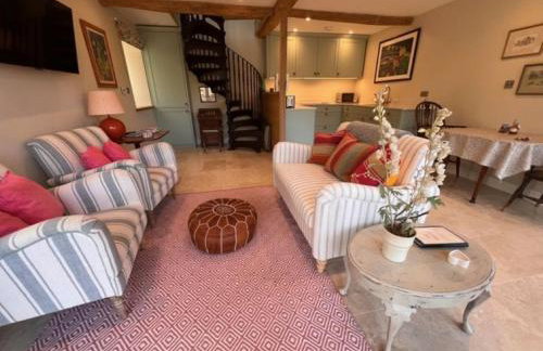 Idyllic secluded hideaway with countryside views on the edge of the Cotswolds - Photo 32