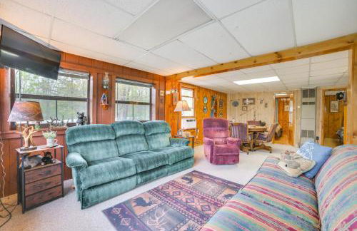 Cozy Onaway Vacation Rental with Deck and Fire Pit! - Foto 2