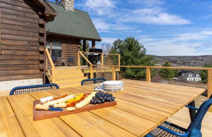 Secluded w/ Deck Views, Hot Tub, & Ping Pong Hudson in the Berks by Avantstay - Foto 8
