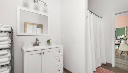 Unit 105 Stylish Condo with Free Parking and Close to Downtown - Foto 5