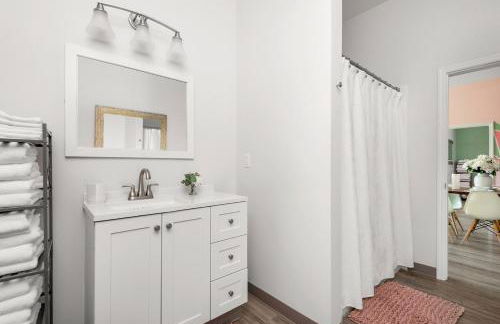 Unit 105 Stylish Condo with Free Parking and Close to Downtown - Foto 5