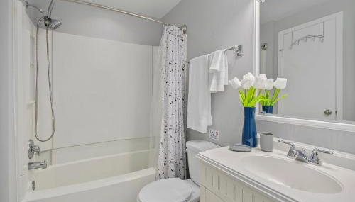 NEW! Large 3-story townhome Private, Self checkin, Pet Friendly! - Foto 3