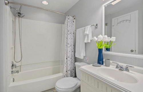 NEW! Large 3-story townhome Private, Self checkin, Pet Friendly! - Foto 3