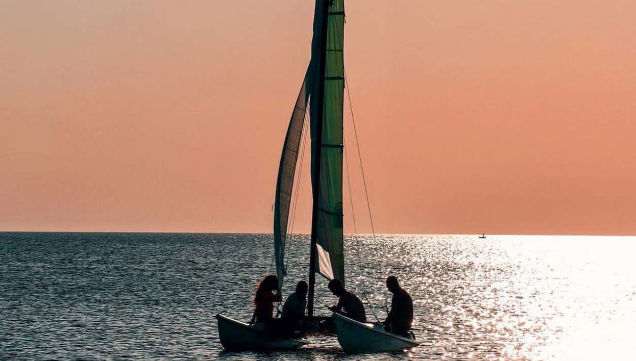 Catamarán al atardecer