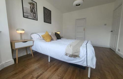 4 Bedroom House - Free Parking, Great access to London, Herts, Essex - Photo 22