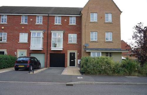 Spacious 4 Bedroom, 3 Bath House by Jesswood Properties Contractors, Business and Leisure with Free Parking and WIFI - Foto 12