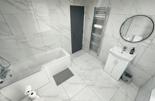 Central Location Liverpool, Modern Home, 4 BR, Sleeps 9, Free Parking - Foto 40