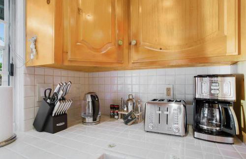 Charming Villa with Backyard Oasis Close to Beach - Foto 21