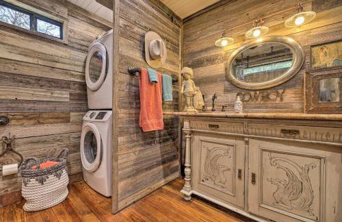 Horse Thief Inn Cabin Retreat with Deck and Hot Tub! - Foto 13