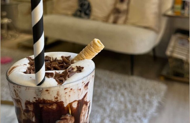 Bigotes y café: relájate y juega con adorables gatos - Foto 6