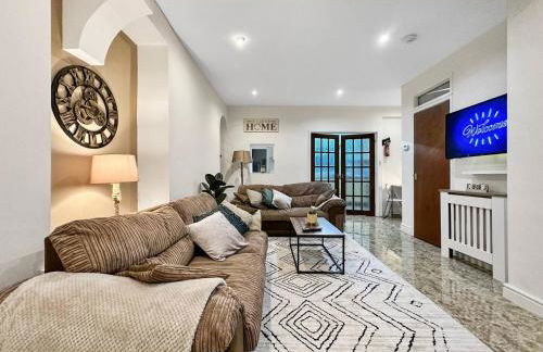 3 bed home in Tonypandy with Balcony View Room - Foto 1