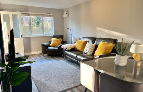 Furzton - Modern Home and Garden, Free Private Parking, TV, Sleeps 6 Guests - Photo 7