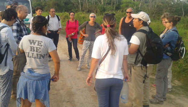 Escuchando las explicaciones del guía