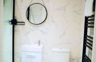 Perfect 1 Bed Apartment Sleeps 5 1 Kingsize bed 1 double Sofabed & Foldable Single bed Free Parking Wifi good transport network shopping Holiday Makers Families Contractors in North London - Photo 56