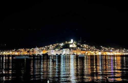 Poros Chic Seaside Neo-Classical Apartment with Terrace - Foto 29