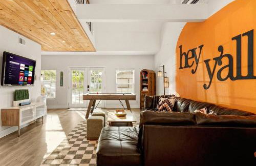 Pool! Games! Dogs! Space! - Foto 37