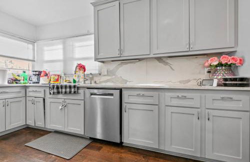 Luxury Pool Oasis- Near Stadium, Tennis and Golf - Photo 9